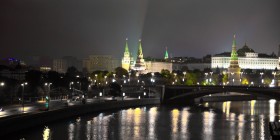 Прямолинейное движение камеры над Москвой рекой